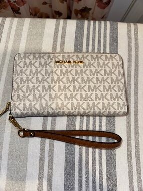 Michael Kors Beige/Chalk Signature Zip-Around Wristlet